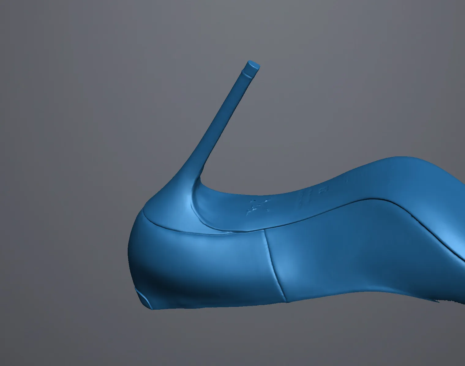 Maillage de numérisation 3D bleu d’une chaussure à talon aiguille affiché dans la fenêtre d’un logiciel de traitement de numérisation
