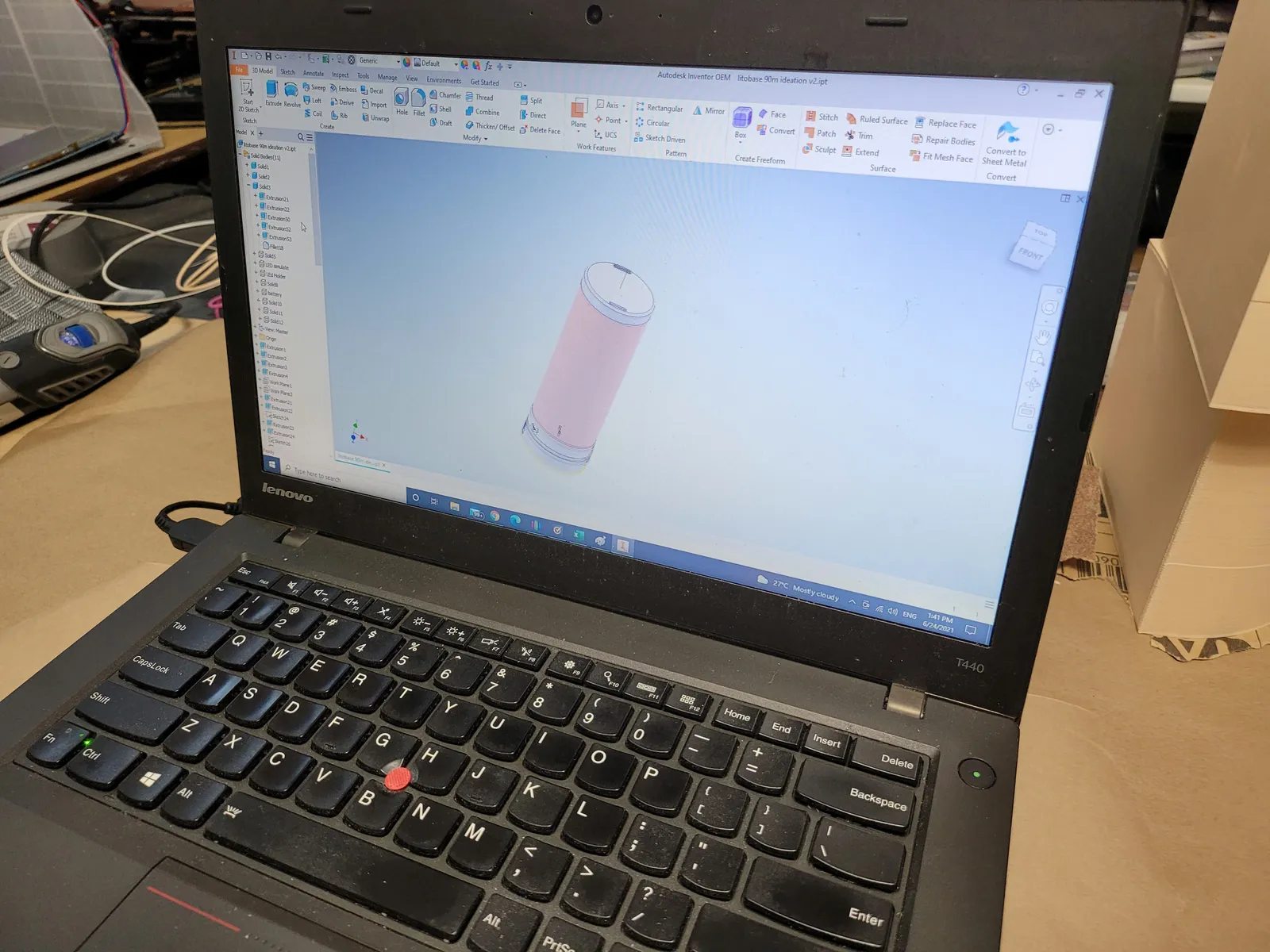 Modèle CAO paramétrique d’un boîtier cylindrique avec son arbre de création ouvert dans Autodesk Inventor