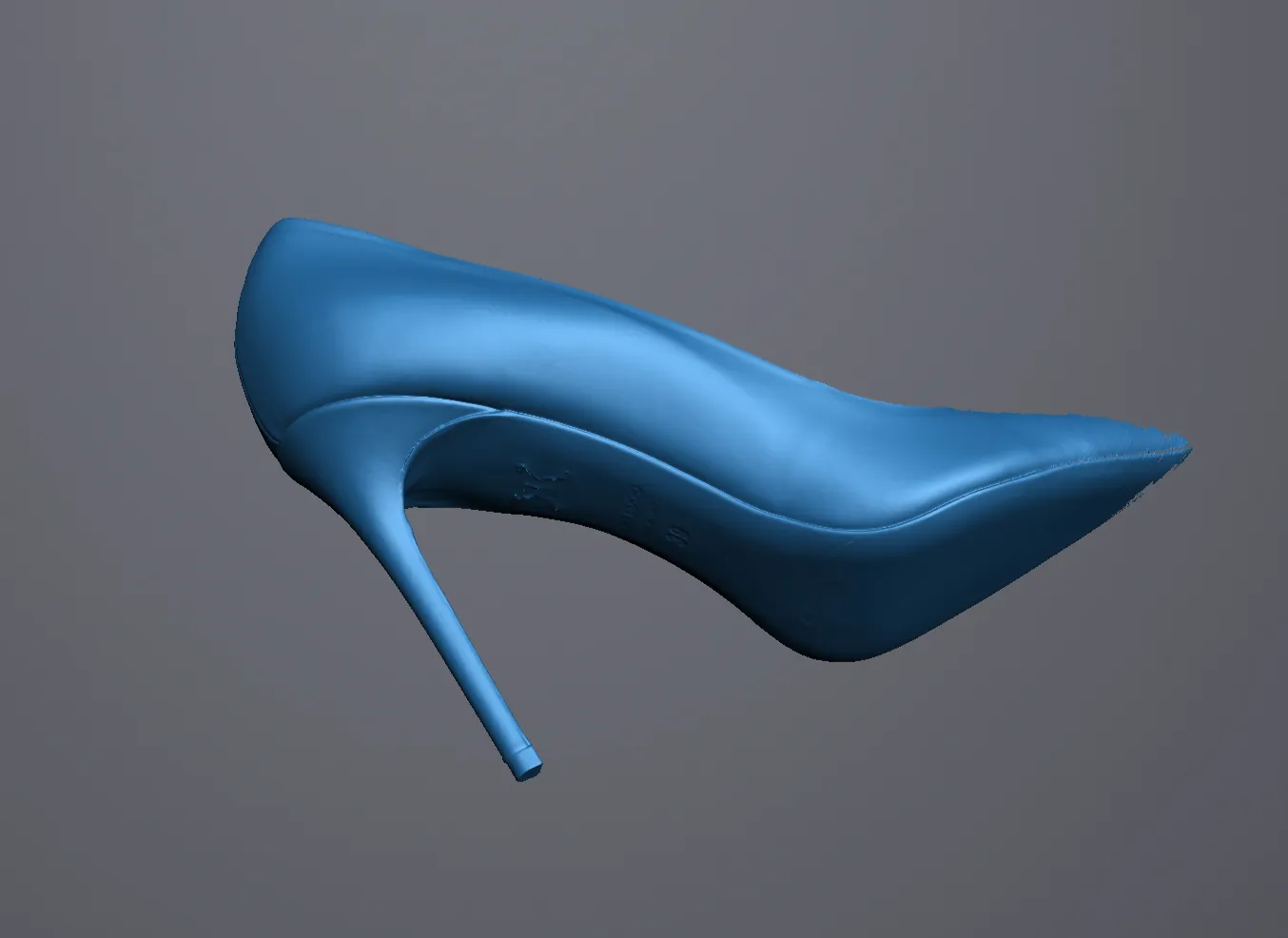 Maillage bleu issu de la numérisation 3D d’une chaussure à talon, vue de profil.